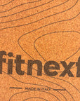 Tappetino Fitnexfly in sughero naturale con logo visibile, progettato per yoga, pilates e fitness. Superficie antiscivolo e design eco-friendly per il massimo comfort durante l’allenamento.