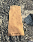 Tappetino yoga in sughero Fitnexfly, ecologico e antiscivolo, ideale per allenamenti outdoor e fitness.