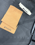  Tappetino yoga in sughero Fitnexfly, perfetto per pratiche di yoga e pilates. Superficie antiscivolo, design con curve topografiche e base in gomma riciclata per massima stabilità. Ideale per interni ed esterni. 
